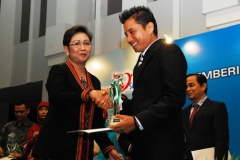 Bupati Kotawaringin Timur Menerima penghargaan Manggala Karya Bakti Husada Tahun 2011 dari Menteri Kesehatan RI